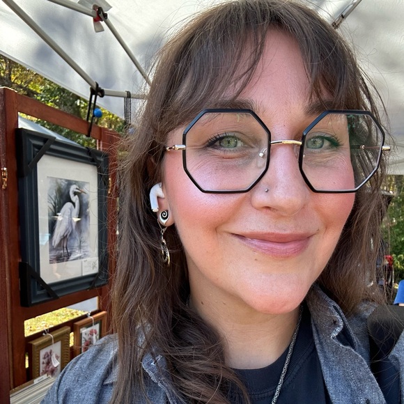 Meet your Posher, Jennifer - Picture 1 of 5